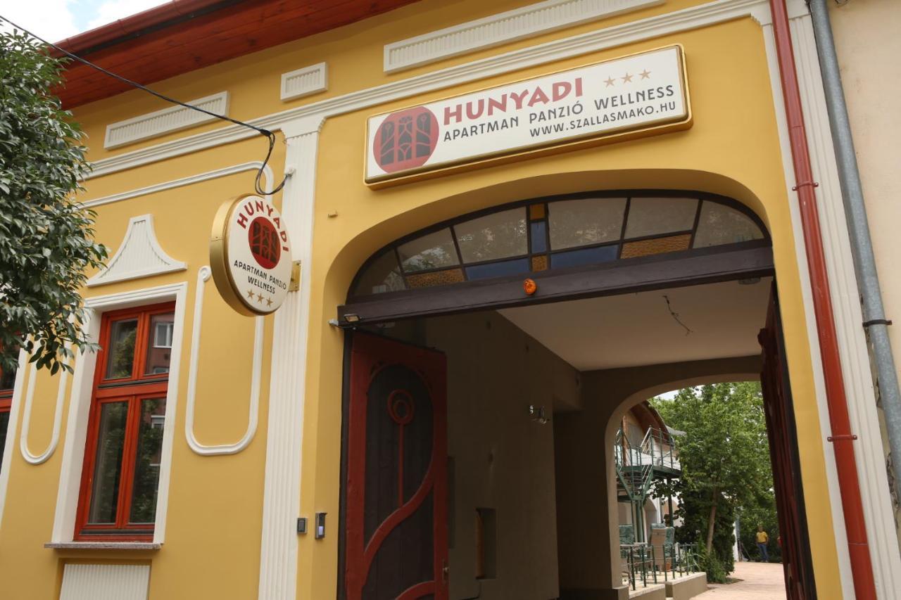 Hunyadi Panzio-Apartman Makó Exteriör bild