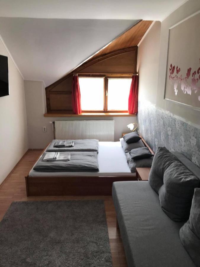 Hunyadi Panzio-Apartman Makó Exteriör bild