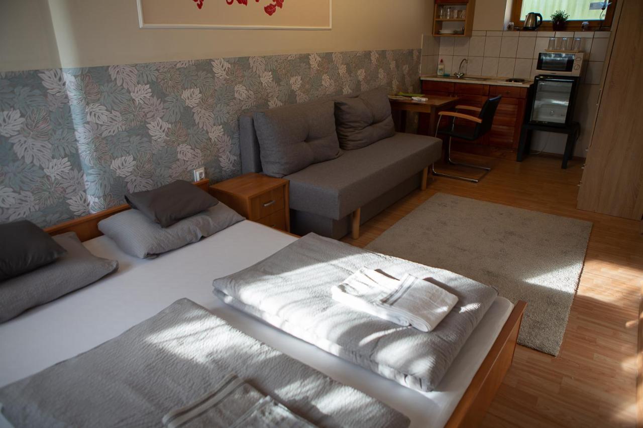 Hunyadi Panzio-Apartman Makó Exteriör bild